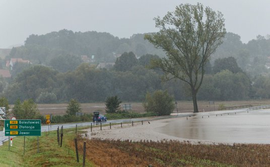 Rzeka Kaczawa zalała drogę do autostrady A4 na Złotoryję