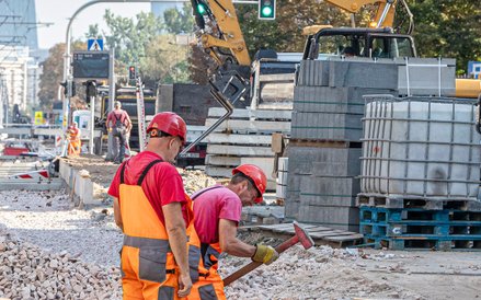Obie jezdnie przylegające do torowiska służą za bezpośrednie zaplecze budowy