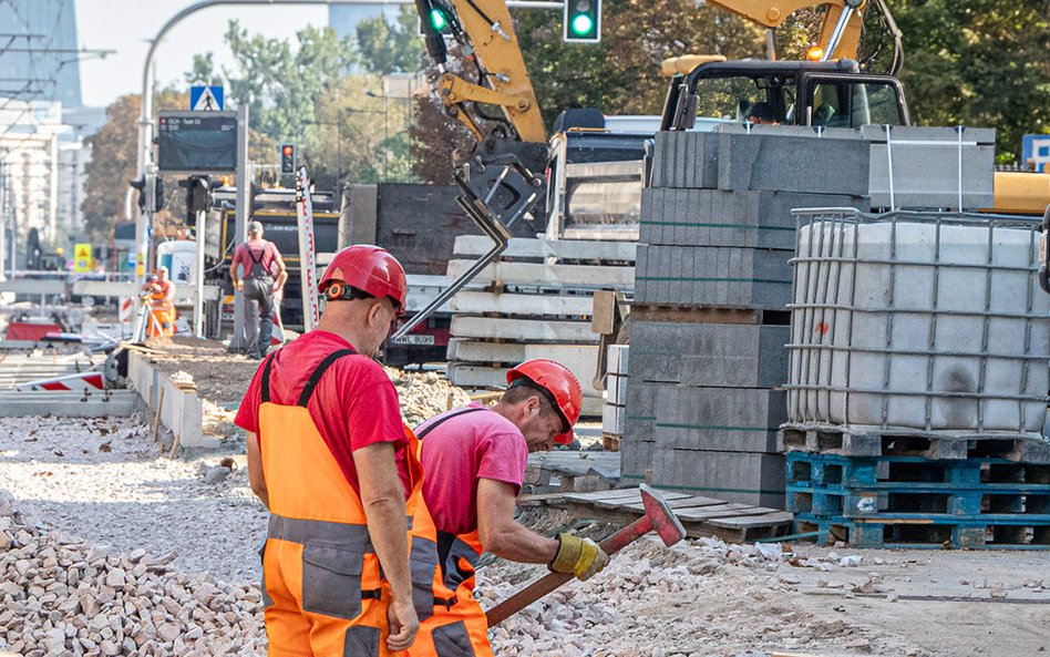 Obie jezdnie przylegające do torowiska służą za bezpośrednie zaplecze budowy
