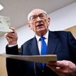 Władysław Bartoszewski przekazuje pamiątki do muzeum
