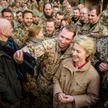 Minister obrony Ursula von der Leyen wśród niemieckich żołnierzy w Afganistanie, grudzień 2016 r.