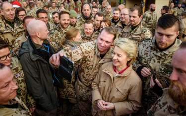 Minister obrony Ursula von der Leyen wśród niemieckich żołnierzy w Afganistanie, grudzień 2016 r.