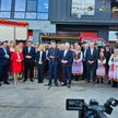 Mateusz Morawiecki przed remizą w Czaplach Wielkich