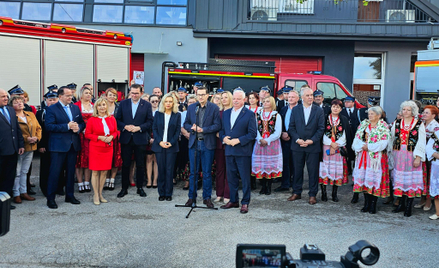 Mateusz Morawiecki przed remizą w Czaplach Wielkich