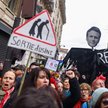 W Paryżu niesiono m.in. transparent „Wyjście robotników z fabryki”, nawiązujący do pierwszego filmu 