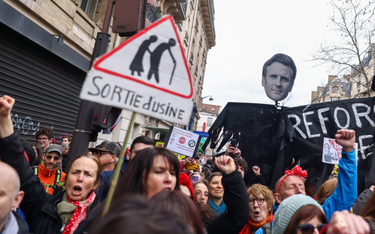 W Paryżu niesiono m.in. transparent „Wyjście robotników z fabryki”, nawiązujący do pierwszego filmu 