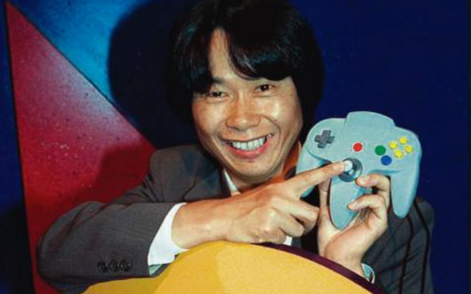 Projektant gier wideo Shigeru Miyamoto z Japonii prezentuje nową flagową grę Nintendo 64, Super Mari