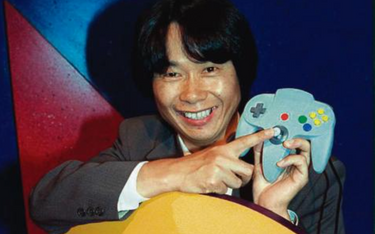 Projektant gier wideo Shigeru Miyamoto z Japonii prezentuje nową flagową grę Nintendo 64, Super Mari