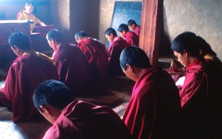 Młodzi mnisi uczą się tutaj nie tylko czytać święte księgi buddyjskie, ale pobierają szeroką edukacj