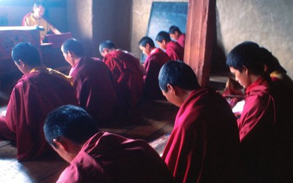 Młodzi mnisi uczą się tutaj nie tylko czytać święte księgi buddyjskie, ale pobierają szeroką edukacj