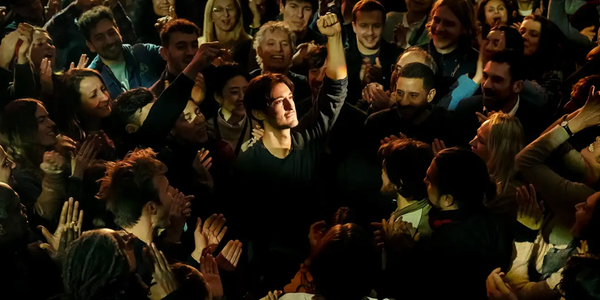 "Guru": Pierre Niney plays a motivational coach profiting from human misery