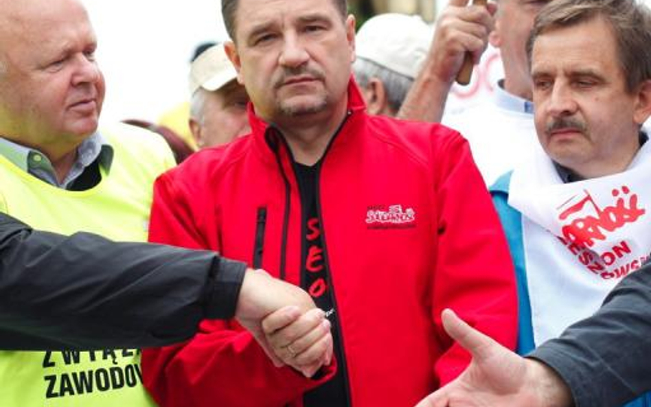 Szef „S” Piotr Duda (w środku) coraz częściej zastępuje protesty uliczne (jak ten w stolicy we wrześ