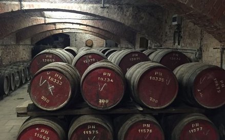 W magazynach Starki najstarsze beczki leżakują od 1947 roku.