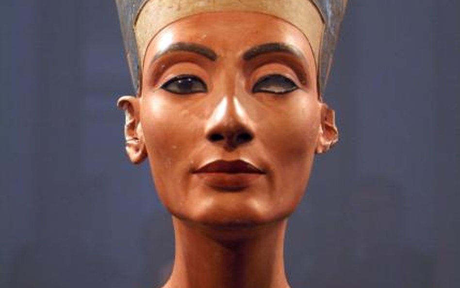 Nefertiti, czyli „Piękna, która przybyła”. Ale nie wiadomo skąd