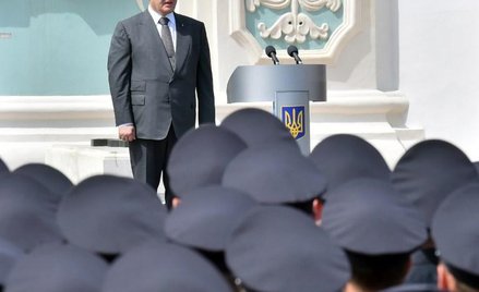 Petro Poroszenko przed świeżo zaprzysiężonymi policjantami