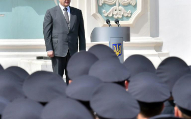 Petro Poroszenko przed świeżo zaprzysiężonymi policjantami