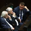 Wicepremier, minister obrony narodowej Mariusz Błaszczak (P), prezes PiS Jarosław Kaczyński (C) i wi