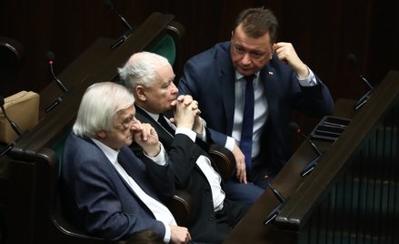 Wicepremier, minister obrony narodowej Mariusz Błaszczak (P), prezes PiS Jarosław Kaczyński (C) i wi