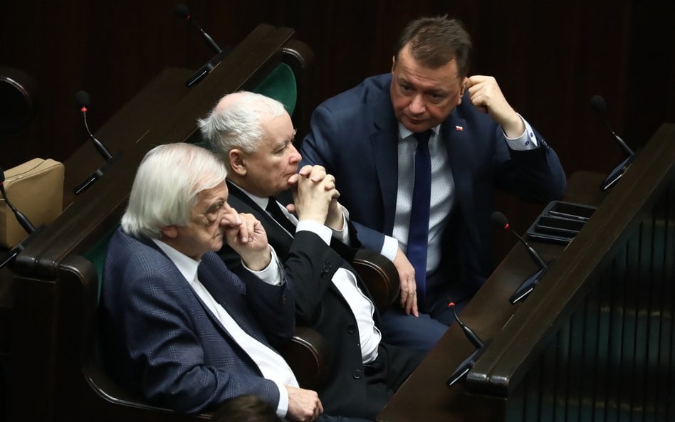 Wicepremier, minister obrony narodowej Mariusz Błaszczak (P), prezes PiS Jarosław Kaczyński (C) i wi