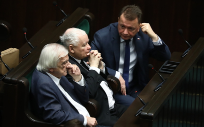 Wicepremier, minister obrony narodowej Mariusz Błaszczak (P), prezes PiS Jarosław Kaczyński (C) i wi