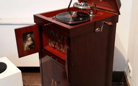 Gramofon szwajcarskiej firmy Palliard z 1913 r.