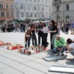 Znicze zapalane w centrum Grazu dla ofiar strzelaniny w szkole