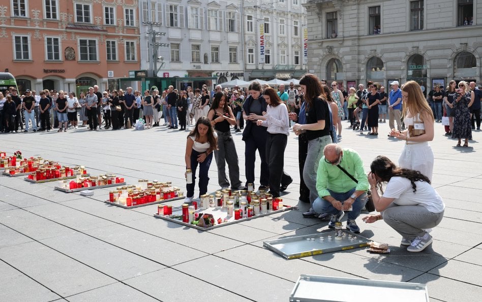 Znicze zapalane w centrum Grazu dla ofiar strzelaniny w szkole