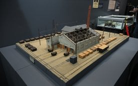Wystawa prezentuje eksponaty z kolekcji przedwojennego Muzeum Komunikacji w Warszawie