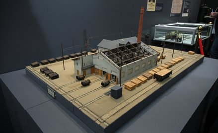 Wystawa prezentuje eksponaty z kolekcji przedwojennego Muzeum Komunikacji w Warszawie