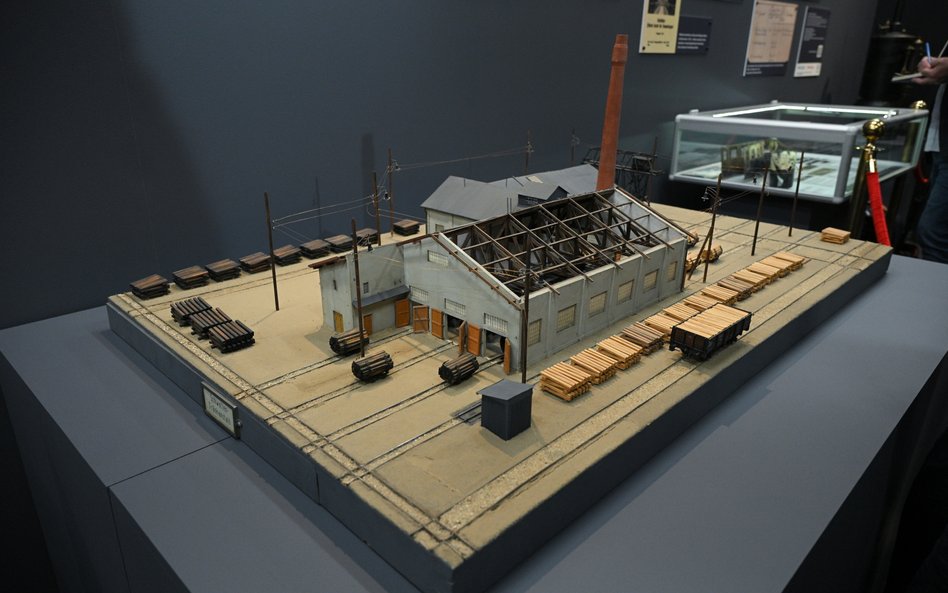 Wystawa prezentuje eksponaty z kolekcji przedwojennego Muzeum Komunikacji w Warszawie