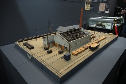 Wystawa prezentuje eksponaty z kolekcji przedwojennego Muzeum Komunikacji w Warszawie