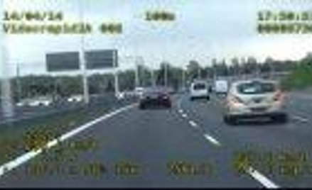 Dwa radiowozy w pościgu za mercedesem. Pędził 238 km na godzinę