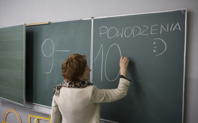 Sondaż: Połowa Polaków uważa, że szkoły powinny być zamknięte do wakacji
