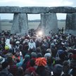 Tłumy ludzi odwiedzają Stonehenge przez cały rok, ale najwięcej osób przyjeżdża w porze zimowego i l