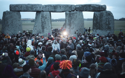 Tłumy ludzi odwiedzają Stonehenge przez cały rok, ale najwięcej osób przyjeżdża w porze zimowego i l