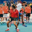 Roger Federer i Gael Monfils, a w tle reszta wesołej drużyny