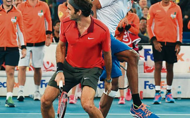 Roger Federer i Gael Monfils, a w tle reszta wesołej drużyny