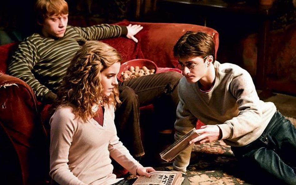 Trójka młodych przyjaciół: Ron (Rupert Grint), Hermiona (Emma Watson) i Harry (Daniel Radcliffe)