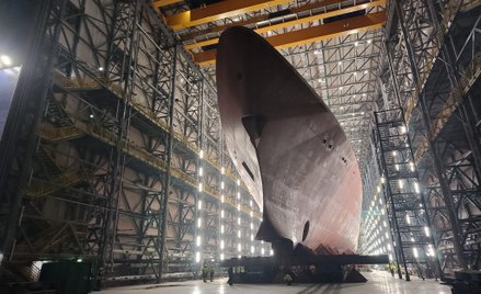 Blok dziobowy fregaty Wicher w Hali Kadłubowej Stoczni Wojennej w Gdyni. Wodowanie fregaty zaplanowa