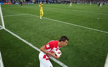 Sympatię na całym świecie Chorwaci zdobyli sobie walką do samego końca. Tu Mario Mandzukić po trafie