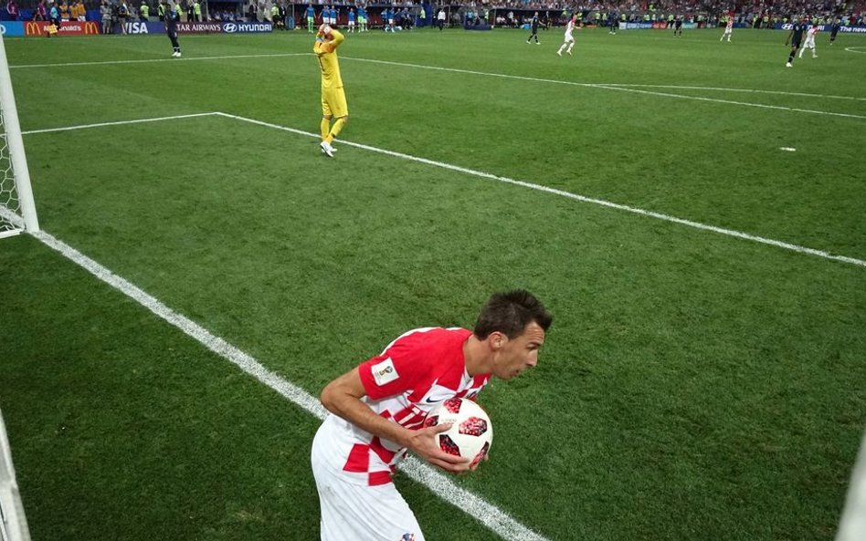 Sympatię na całym świecie Chorwaci zdobyli sobie walką do samego końca. Tu Mario Mandzukić po trafie