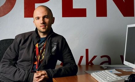 Rafał Sokalski, dyrektor programowy Open FM. Wnętrze internetowego radia nie wygląda okazale