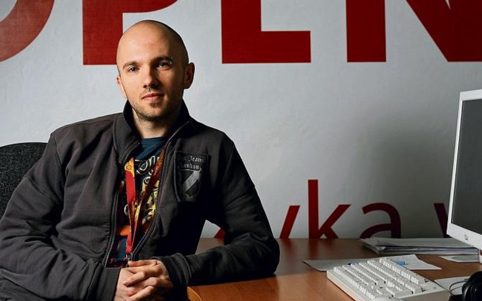 Rafał Sokalski, dyrektor programowy Open FM. Wnętrze internetowego radia nie wygląda okazale