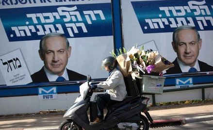 Plakatami wyborczymi z wizerunkiem premiera Beniamina Netanjahu oblepiony jest cały Izrael