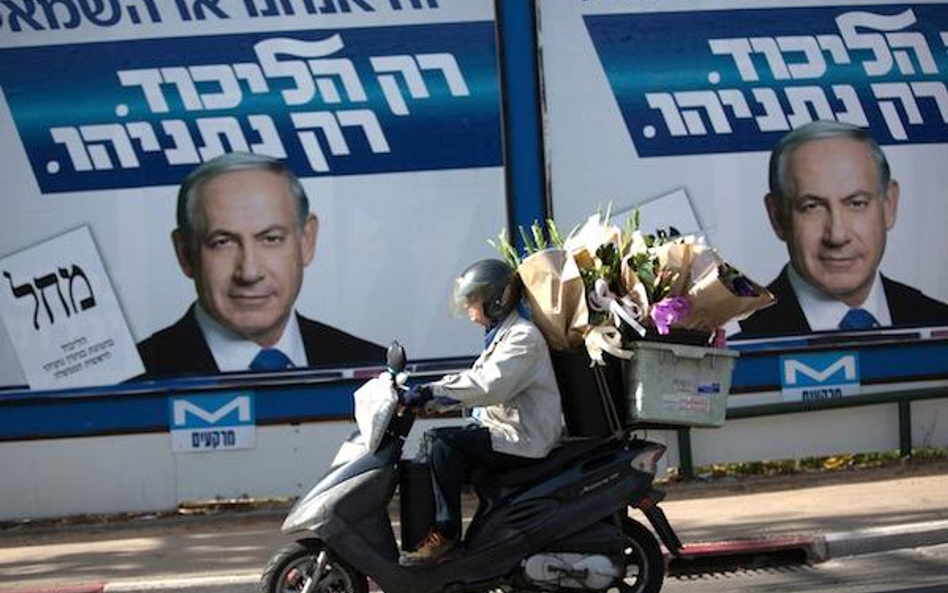 Plakatami wyborczymi z wizerunkiem premiera Beniamina Netanjahu oblepiony jest cały Izrael