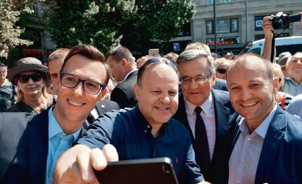 Ks. Kazimierz Sowa (drugi z lewej) przeżył szok, kiedy prezydent Bronisław Komorowski przegrał wybor