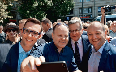 Ks. Kazimierz Sowa (drugi z lewej) przeżył szok, kiedy prezydent Bronisław Komorowski przegrał wybor