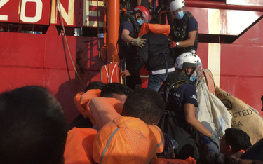 Strajk głodowy i próby samobójcze na statku z migrantami