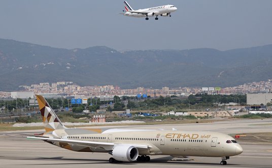 Boeing 787-10 Dreamliner linii Etihad na pasie startowym, gotowy do startu z lotniska Barcelona-El P