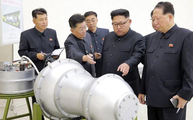 Kim Dzong Un w tajnym instytucie pracującym podobno nad bombą wodorową. Zdjęcie pokazano zaraz przez